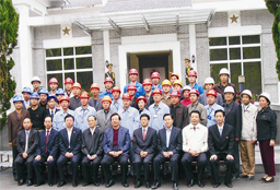 2004年10月，中共中央政治局常委、 國家副主席曾慶紅（第一排中）視察中國